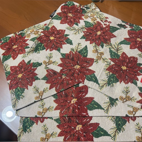 NWT-- 4 Tapestry Christmas Poinsettia Placemats - Picture 2 of 4